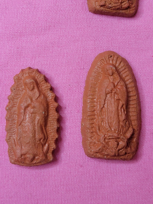 Virgencita de barro rojo