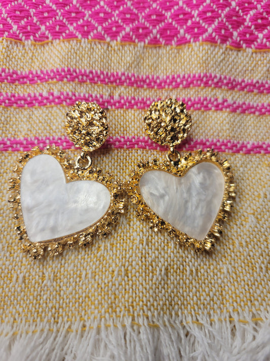 Aretes de corazones blancos