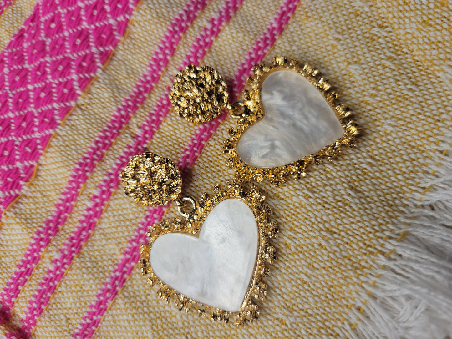 Aretes de corazones blancos