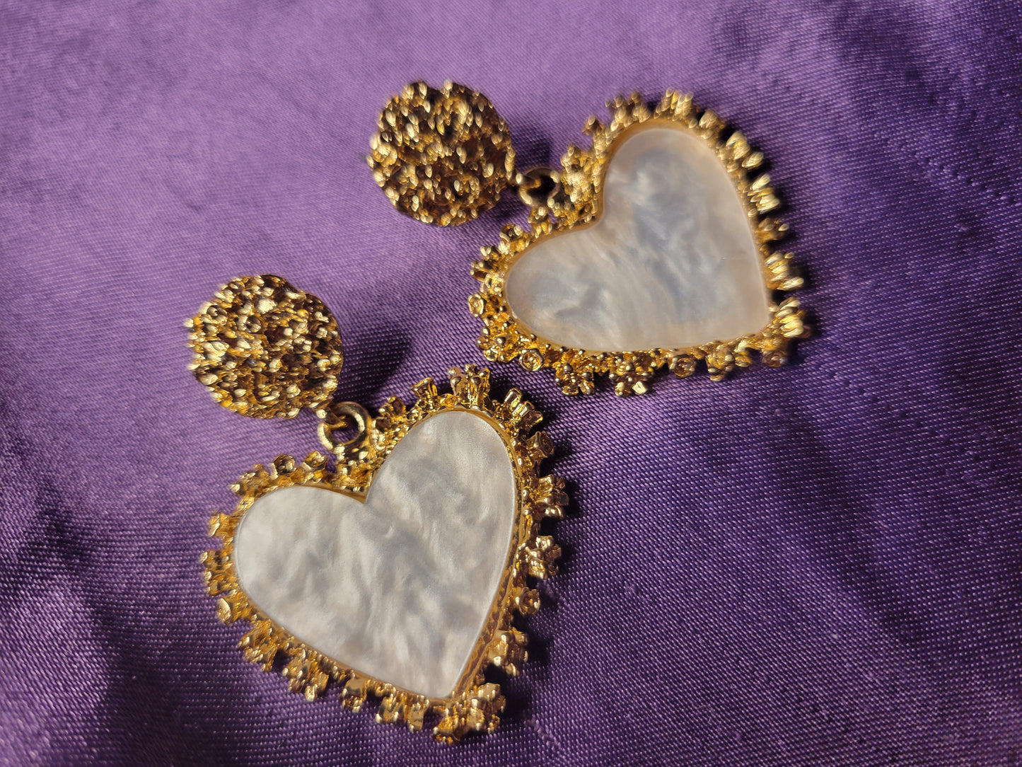 Aretes de corazones blancos